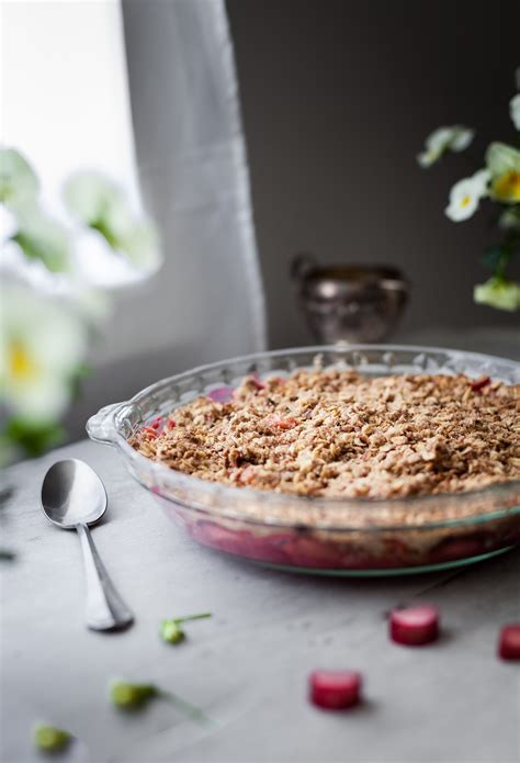 Easy Vegan Rhubarb Oat Crumble - The Simple Green