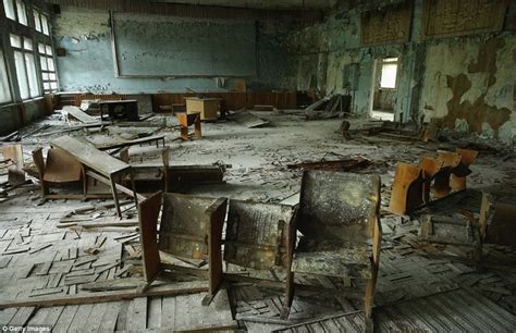 Incredible photographs reveal ghost town abandoned during Chernobyl ...