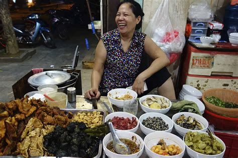 Street Food Culture & Food Districts in Saigon