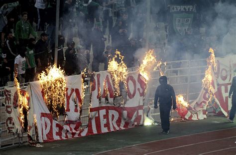 Panathinaikos-Olympiakos game abandoned after clashes