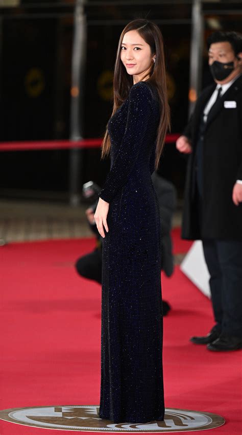 211126 Krystal at 42nd Blue Dragon Film Awards Red Carpet | kpopping