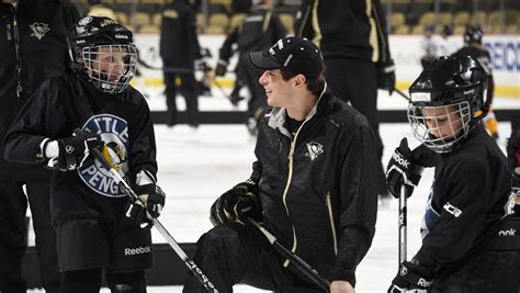 Sidney Crosby with kids from the Little Penguins program | Sidney ...