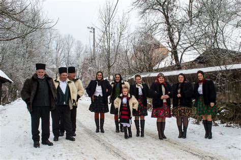 Maramures traditional costumes - RomaniaTourStore