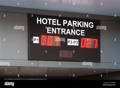 Hotel parking sign hi-res stock photography and images - Alamy