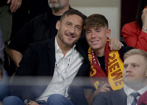 Primavera, Roma-Frosinone: Cristian Totti entra in campo sotto gli occhi di papà Francesco