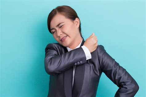 Premium Photo | Businesswoman has shoulder pain