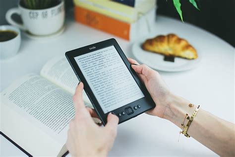person, holding, amazon, kindle, e-reader, black, e, book | Piqsels