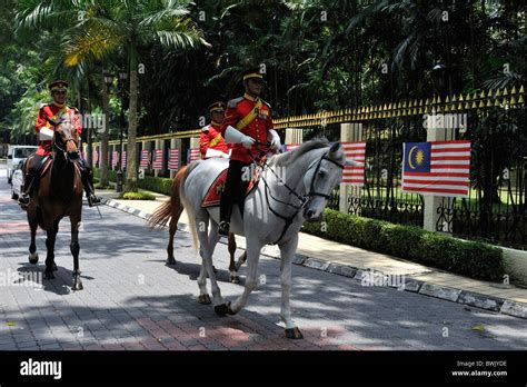 The changing of istana guards hi-res stock photography and images - Alamy