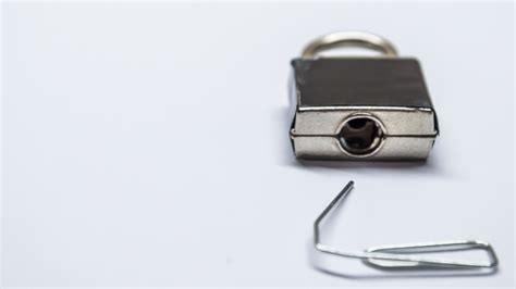 How To Pick A Lock With A Paperclip | waterandsupply.com | waterandsupply.com