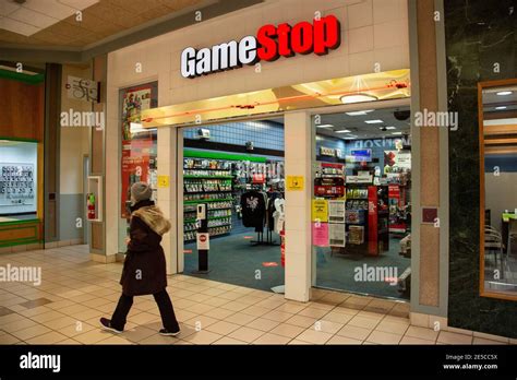 Gamestop store hi-res stock photography and images - Alamy