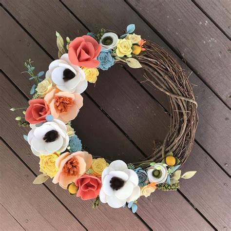 #feltflowers #feltwreath #felt #springdecor #spring #wildflowers | Diy ...