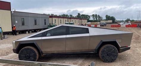 Tesla Cybertruck: un prototipo si fa vedere in Texas, poi spunta anche Elon Musk | Lega Nerd