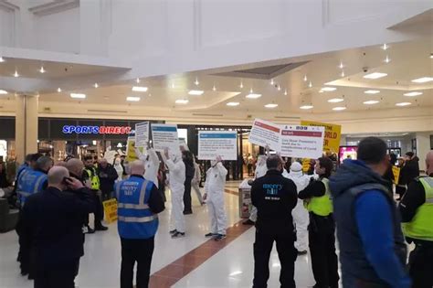 Merry Hill Christmas shoppers confronted by covid anti-vax demonstration - Birmingham Live