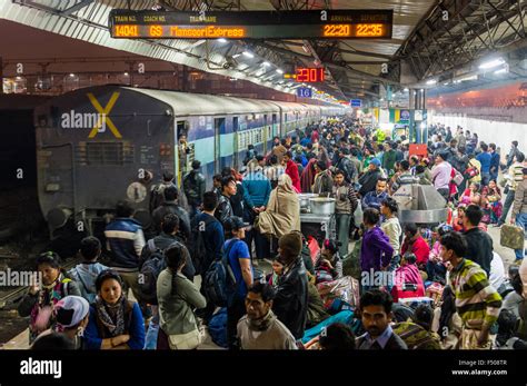 Crowded platform at New Delhi Railway Station Stock Photo - Alamy