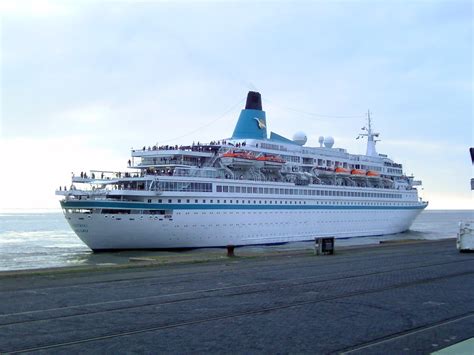 File:Cruise ship Albatros 2011-08-01.jpg - Wikimedia Commons