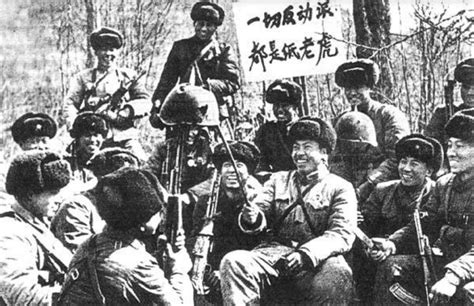 Chinese border guards demonstrate a broken helmet of Soviet border guards. The Sino-Soviet ...