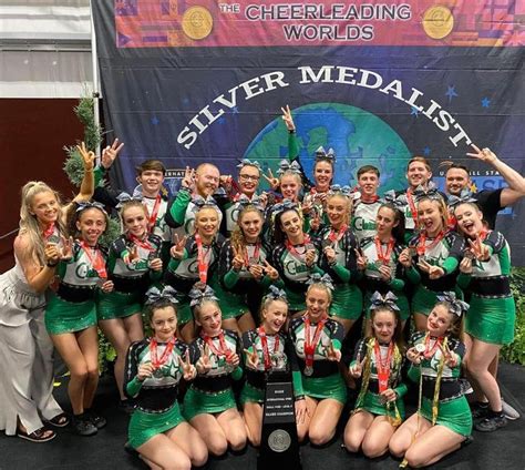 Nottingham cheerleaders win major prize at US contest - BBC News