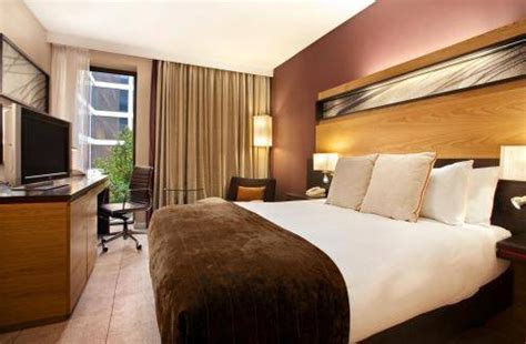 Hilton Gatwick | Gatwick Airport Hotel On-site South Terminal Hotel with Parking