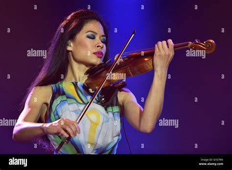 Violinist vanessa mae hi-res stock photography and images - Alamy