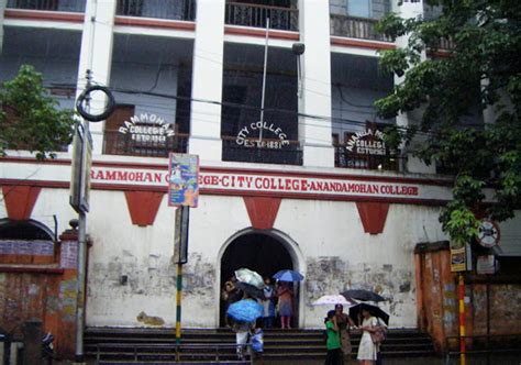 Kolkata college student held for kissing woman on street