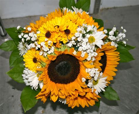 Sunflower and daisy bouquet | Floral studio, Daisy bouquet, Nature inspiration