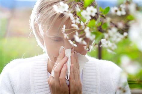 Tips to enjoy the spring in pollen allergy season for sufferers - The Debunking Dietitian | The ...