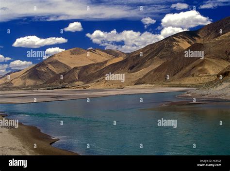 Yarlung Tsangpo River, Yarlung Tsangpo River Valley, river valley ...