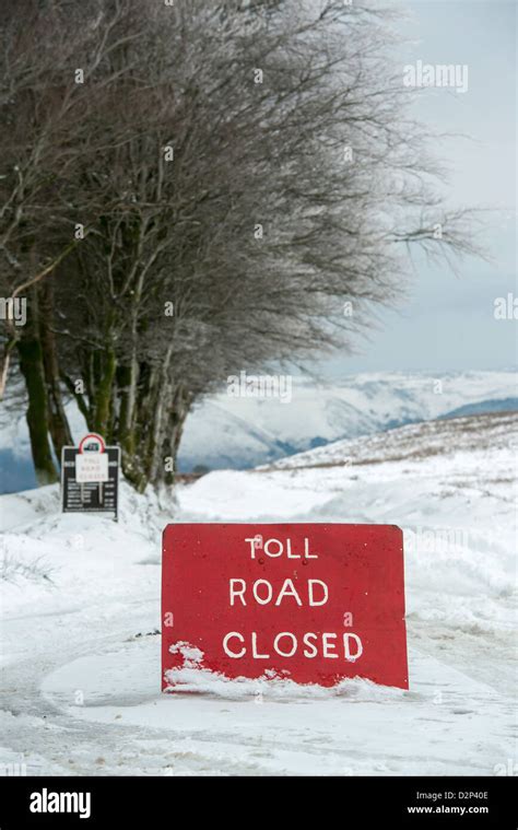 Road closed sign due to snow hi-res stock photography and images - Alamy