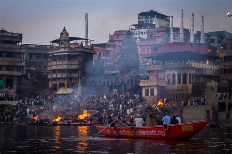 Night Cremation On Manikarnika Ghat In Varanasi Stock Photo - Image of ...