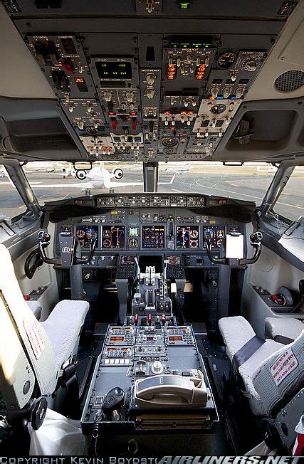 Boeing 737-900 Cockpit Photos