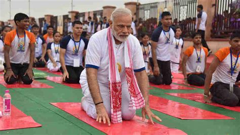 Narendra Modi Performs Hindu Hijinks on Yoga Day in Lucknow - Raman ...