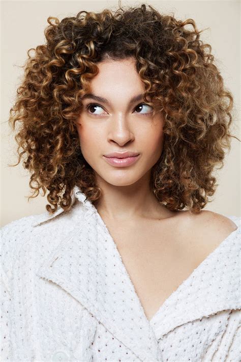 Ouf! 13+ Faits sur Coiffure Boucle Cheveux Mi Long! Tresses, chignons, des styles simples ou ...