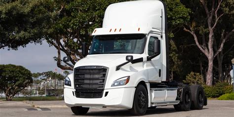 Daimler starts first Freightliner eCascadia all-electric semi truck deliveries | Electrek