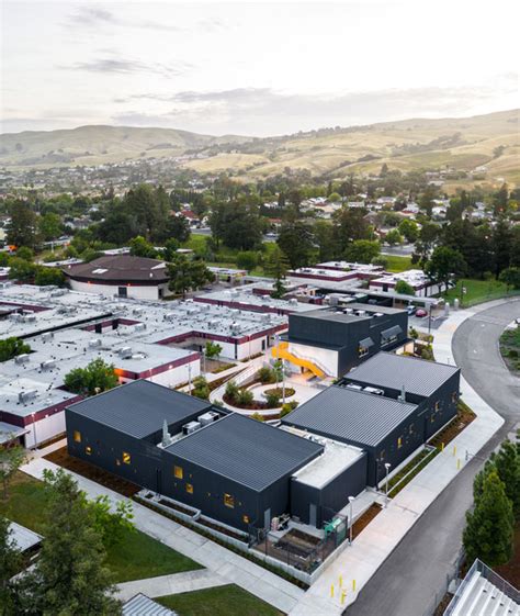 Piedmont Hills High School Science and Life Skills Complex / LPA | ArchDaily