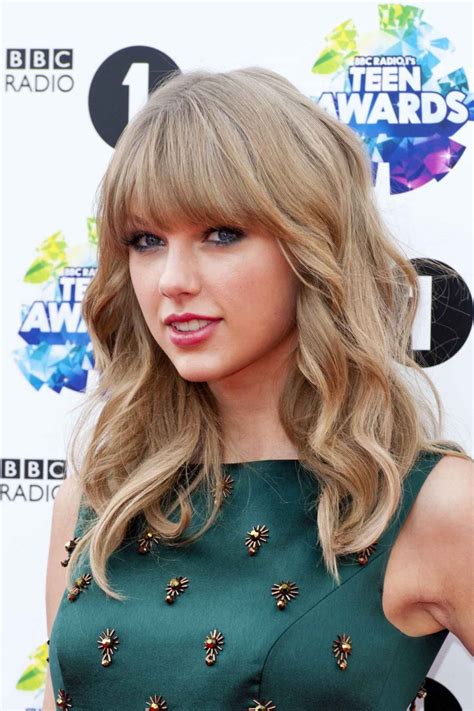 Taylor Swift on Red Carpet – BBC Radio 1 Teen Awards in London – celebsla.com