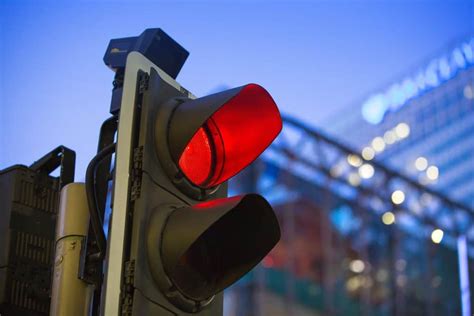 Posso passar no farol vermelho se estiver levando uma grávida ao hospital?