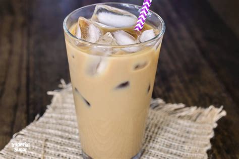 Iced Vanilla Cafe Latte | Imperial Sugar