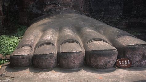 China record floods wet feet of Leshan Giant Buddha - BBC News