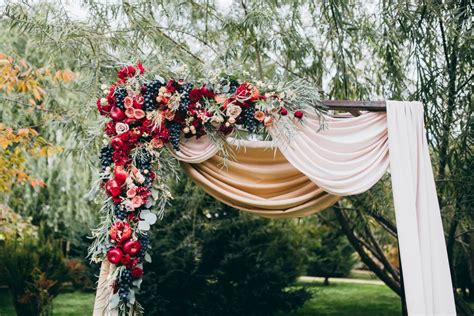 Fabulous DIY Fall Wedding Backdrops