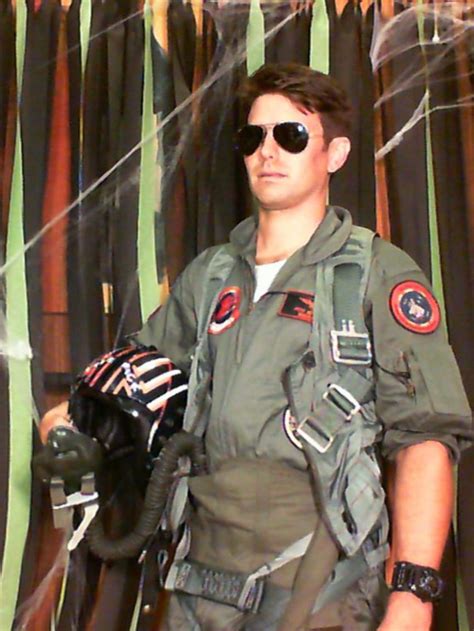 Dress like Tom Cruise's character Pete "Maverick" Mitchell in this superb cosplay based on the ...