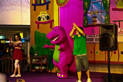 Pretty Brainy Crazy Rheiny: A Christmas surprise from Barney and Friends