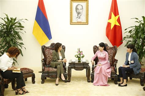 Anna Hakobyan meets with Vietnamese PM’s wife, invites her to visit ...