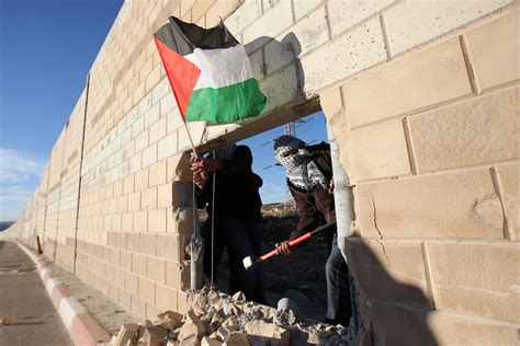 Palestinian Youths Break Through Israeli Partition on Berlin Wall Anniversary | IBTimes UK