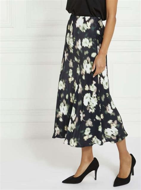 Fashion fan finds 'gorgeous' Dunnes Stores dresses perfect or Christmas - Limerick's Live 95