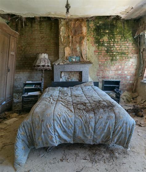 Abandoned bedroom [OS] [750 x 887] • /r/AbandonedPorn | Master bedrooms decor, Abandoned houses ...