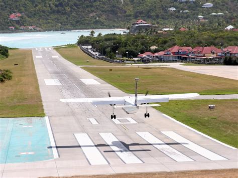 15 of the world's most terrifying airport runways - Business Insider