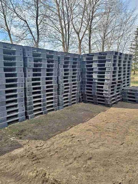 97007 (Beaverton OR) - Used 48x40 Stackable Plastic Pallets