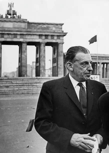 IRISH TAOISEACH SEAN Lemass Brandenburg Gate during official vi- 1962 Old Photo EUR 6,67 ...