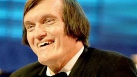 Richard Kiel, James Bond villain Jaws actor, dies at 74 - BBC News