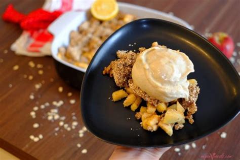 Vegan Apple Crumble Made Entirely of Whole Foods - veganvvocals.com